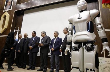 ایران نے 100 زبانیں بولنے والا روبوٹ بنالیا